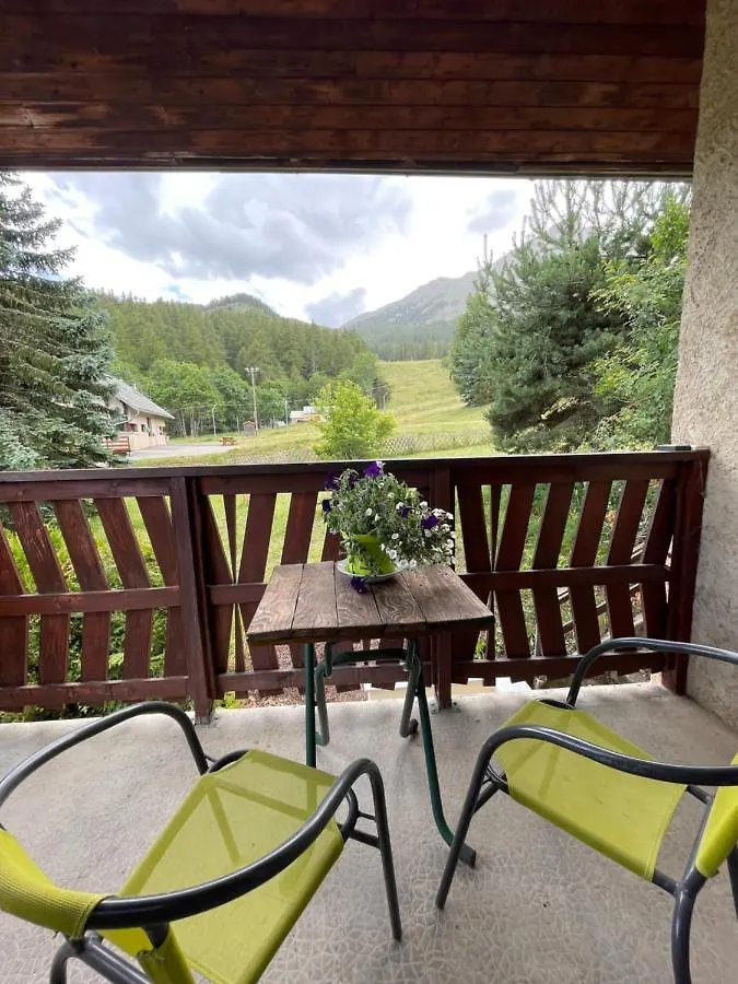 Maison L'Aiguille: Mountain Retreat with Guest Apartments Laye
