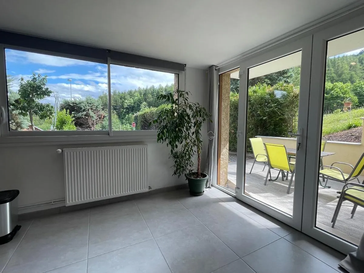 Maison L'Aiguille: Mountain Retreat with Guest Apartments Laye 0*,