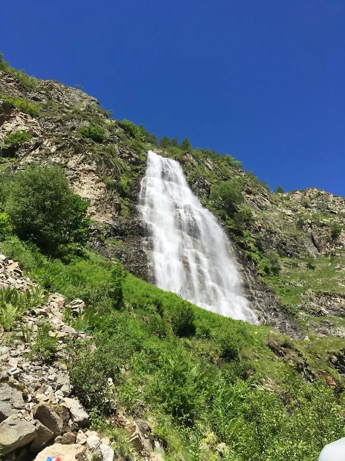 Maison L'Aiguille: Mountain Retreat with Guest Apartments Laye