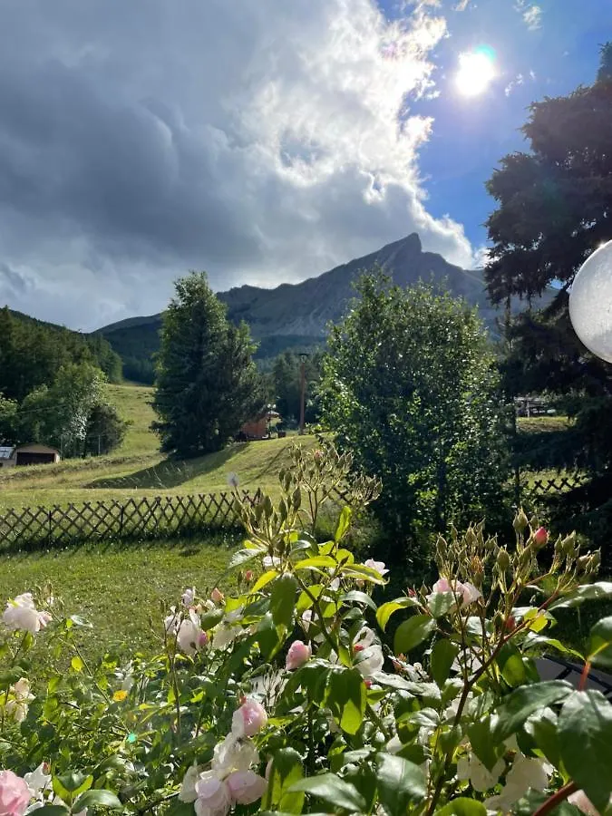 Maison L'Aiguille: Mountain Retreat with Guest Apartments Laye 0*,