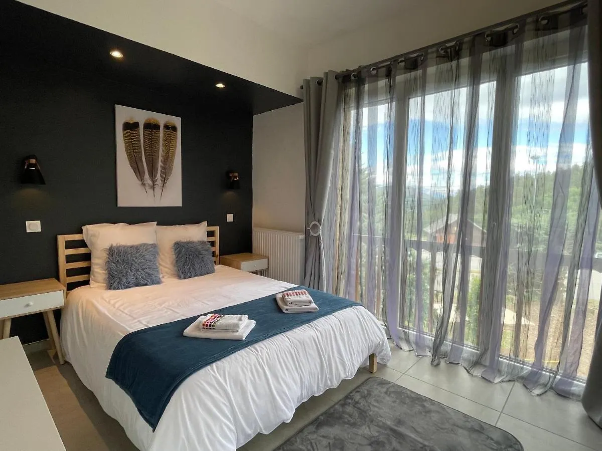 Maison L'Aiguille: Mountain Retreat with Guest Apartments Laye
