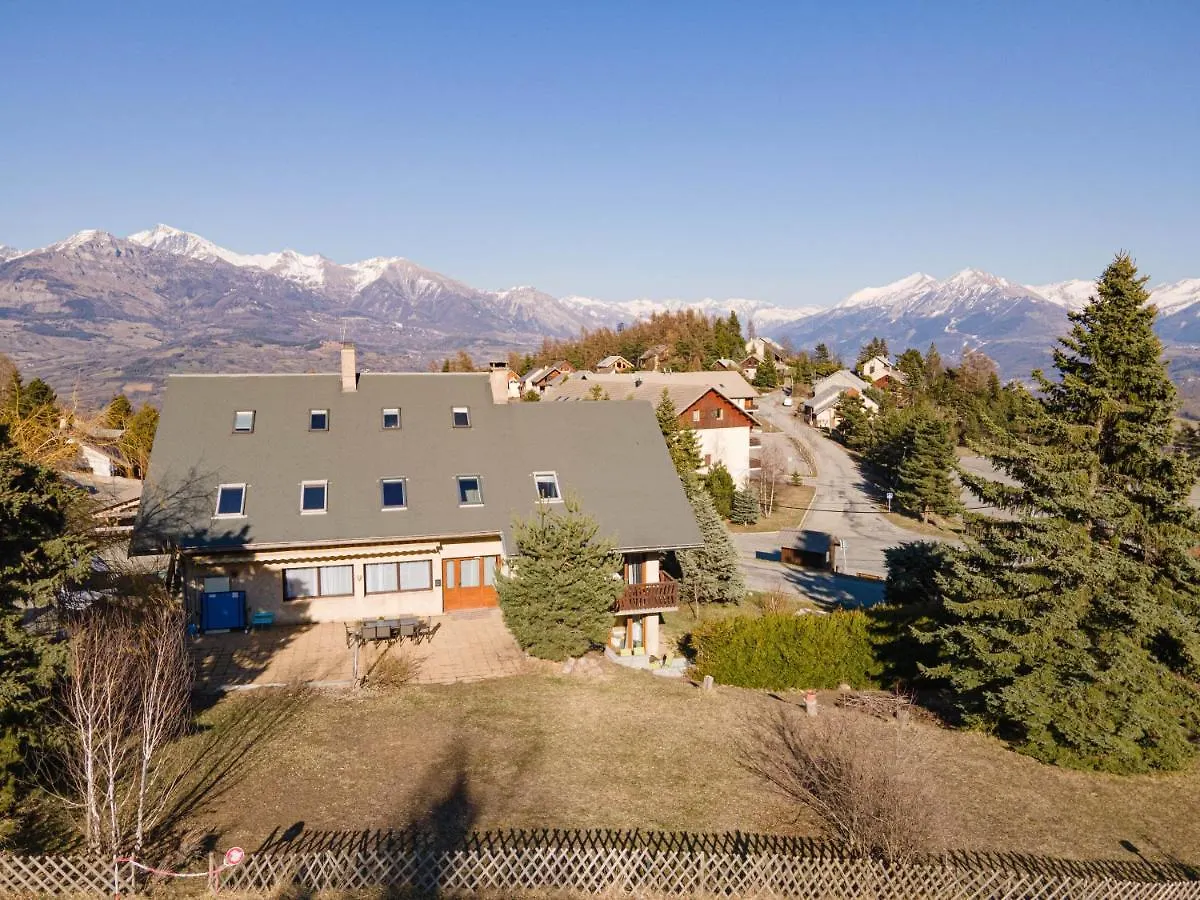 Maison L'Aiguille: Mountain Retreat with Guest Apartments Laye