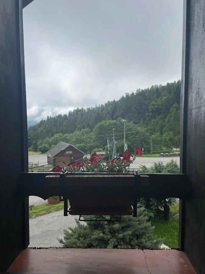Maison L'Aiguille: Mountain Retreat with Guest Apartments Laye
