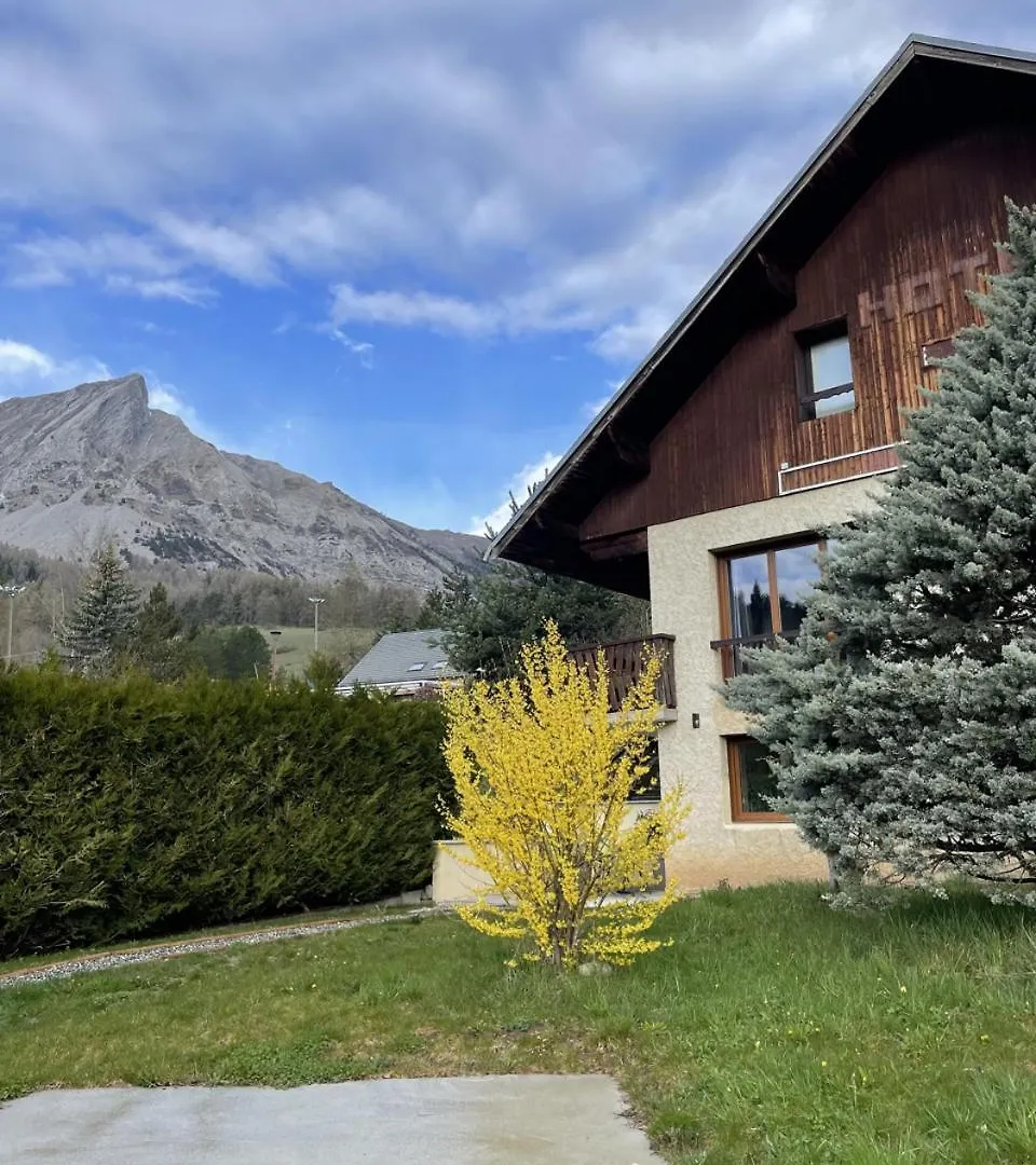 Maison L'Aiguille: Mountain Retreat with Guest Apartments Laye