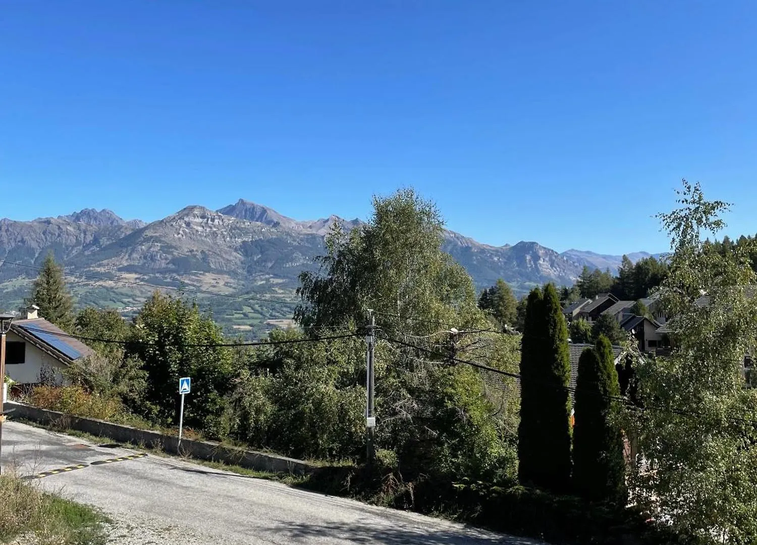 Maison L'Aiguille: Mountain Retreat with Guest Apartments Laye