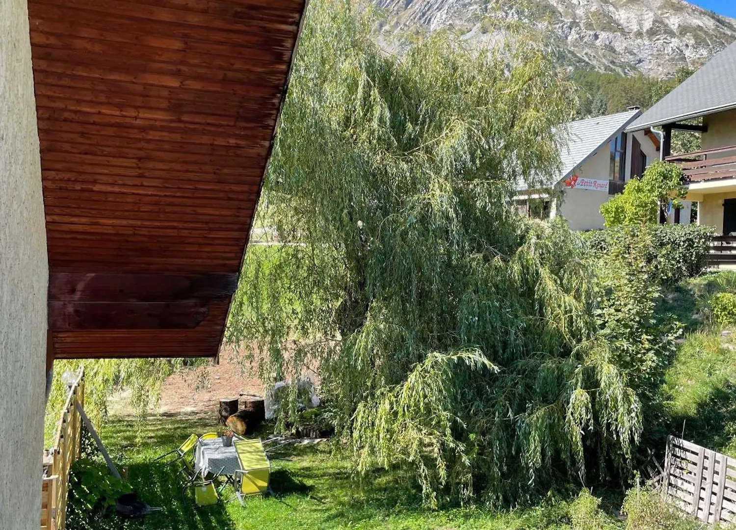 Maison L'Aiguille: Mountain Retreat with Guest Apartments Laye