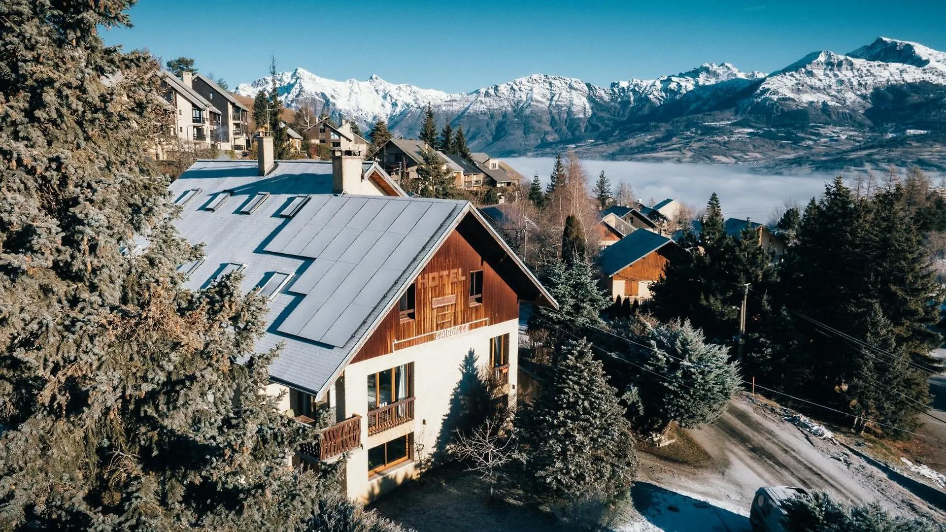 Maison L'Aiguille: Mountain Retreat with Guest Apartments Laye