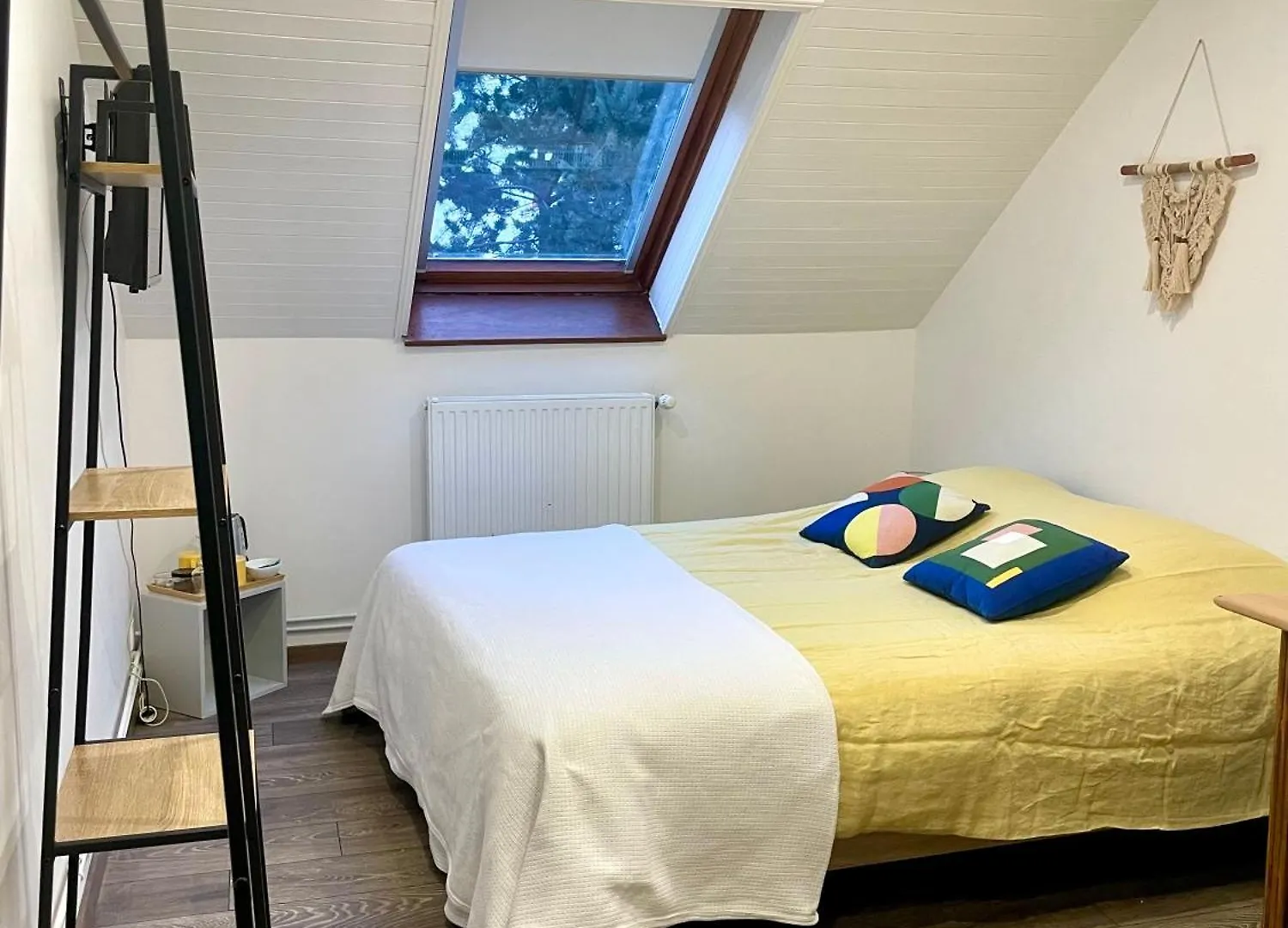 Maison L'Aiguille: Mountain Retreat with Guest Apartments Laye