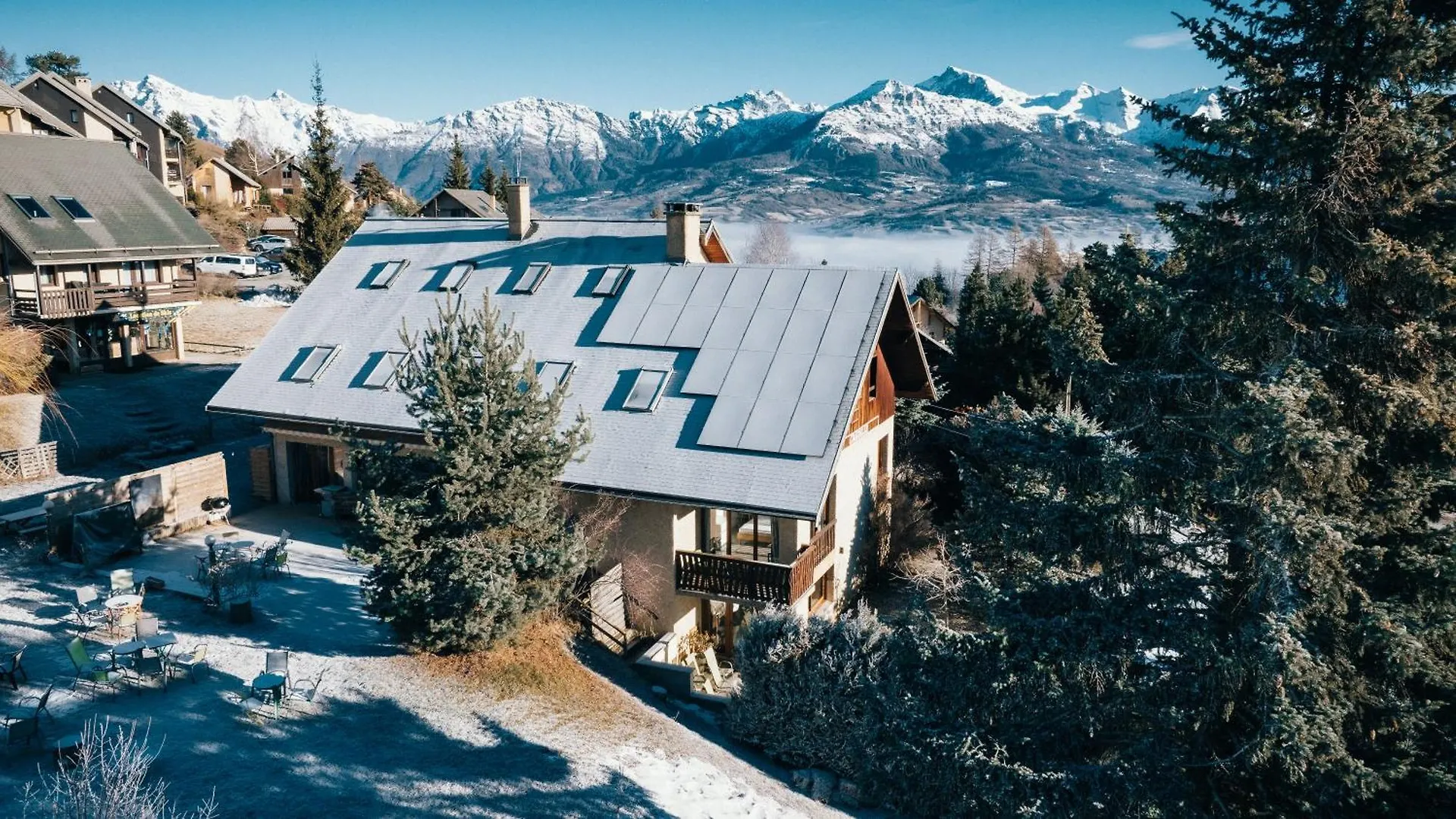 Maison L'Aiguille: Mountain Retreat with Guest Apartments Laye