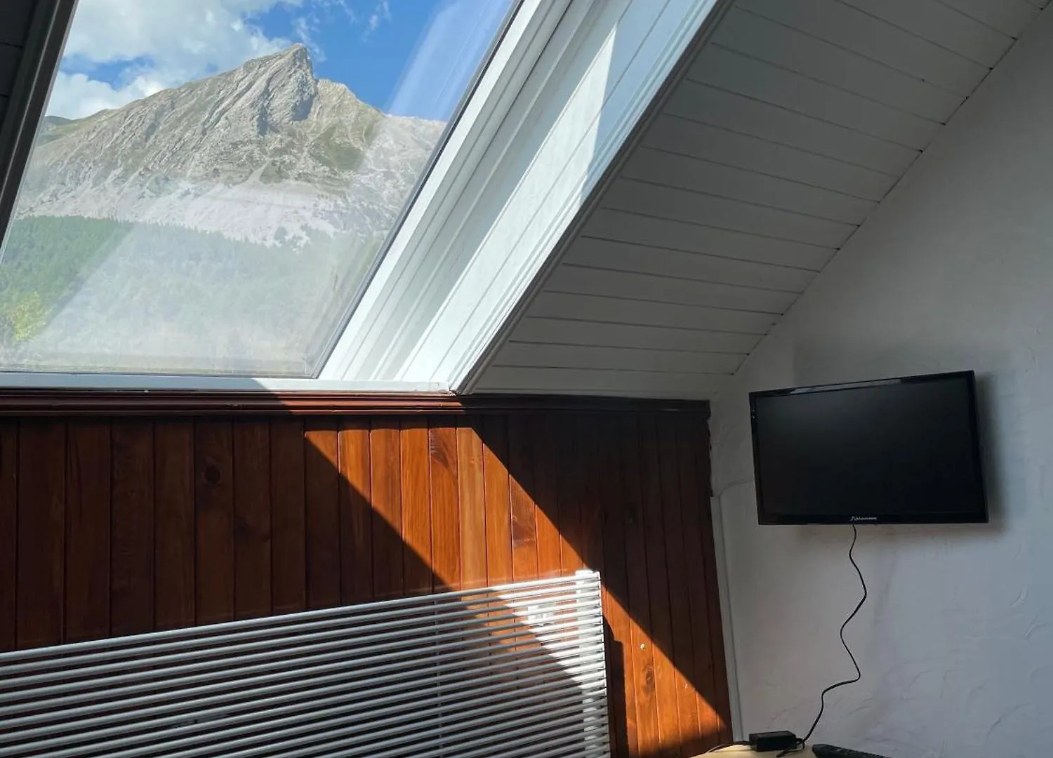 Maison L'Aiguille: Mountain Retreat with Guest Apartments Laye