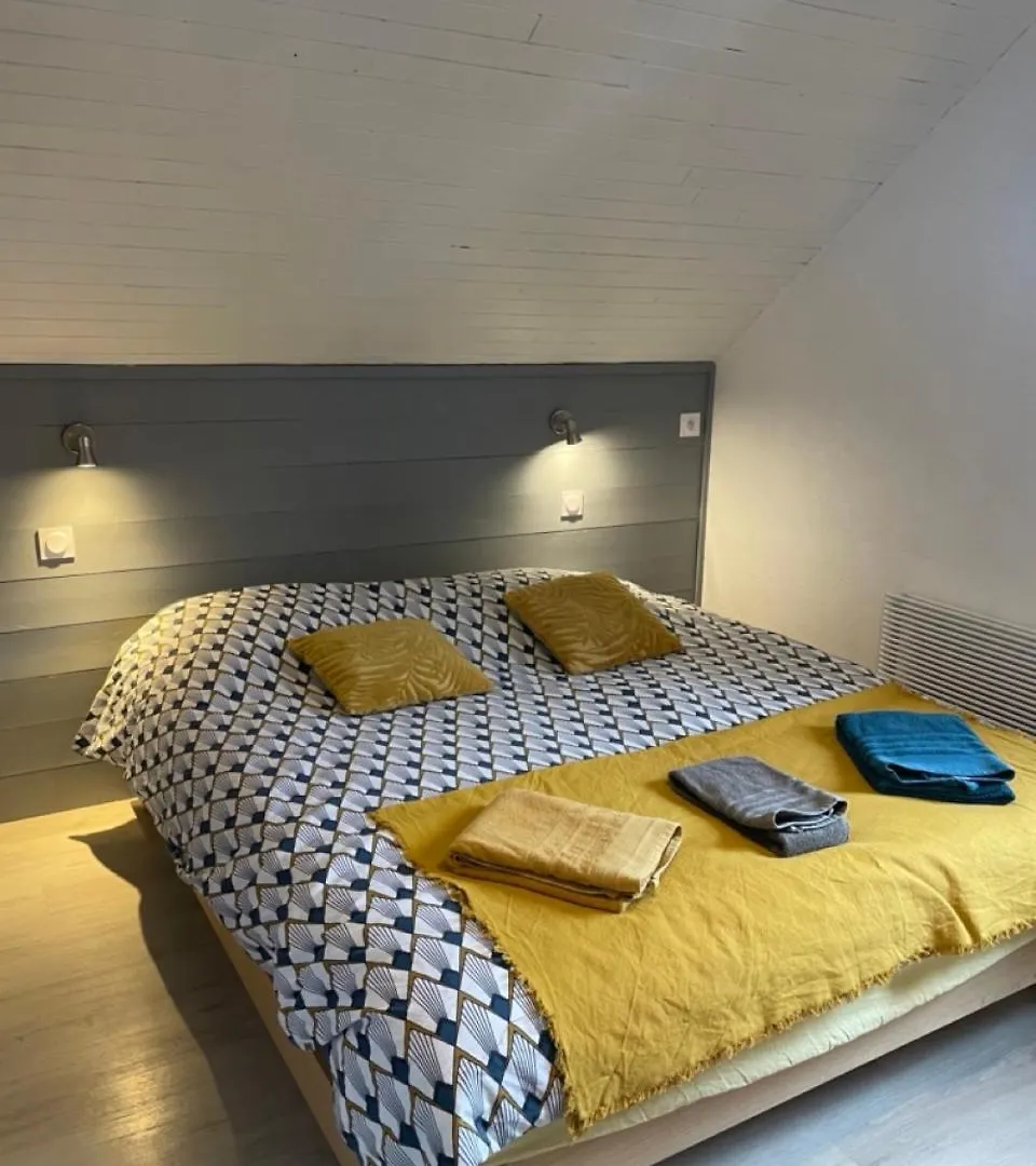 Maison L'Aiguille: Mountain Retreat with Guest Apartments Laye